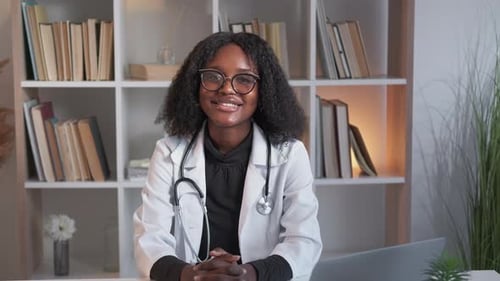 Profesional de la salud, médico general, mujer