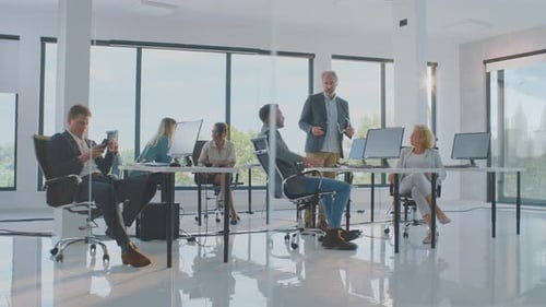Informelle Diskussion bei der Arbeit