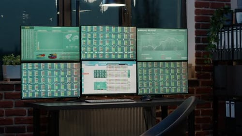 Nadie en un escritorio vacío con estación de trabajo con varios monitores