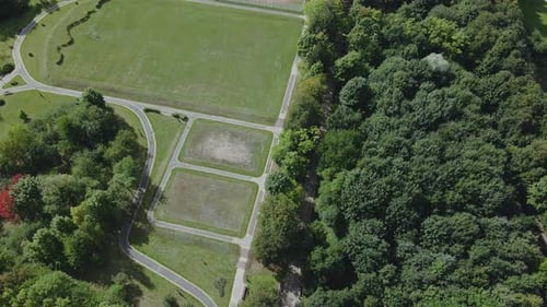 Sentiers pédestres et terrains de sport dans la zone du parc. Photographie aérienne.