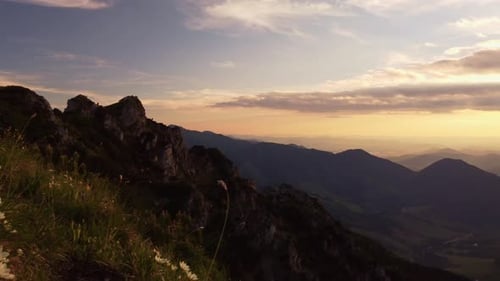 Panoramablick von der Spitze des Berges auf die Berglandschaft bei Sonnenuntergang
