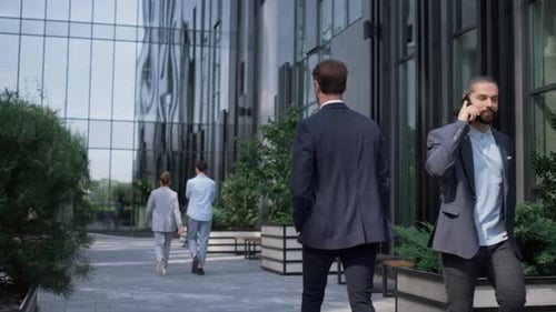 Diversos trabajadores Corporativa van a los lugares de trabajo por la mañana