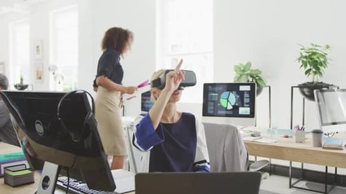 Mujer de negocios con auriculares virtuales