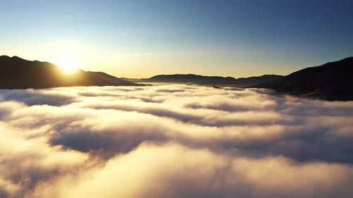 La niebla gris cubrió las colinas de las montañas