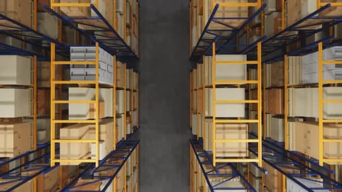 Entrepôt avec boîtes en carton à l'intérieur sur des rayonnages à palettes, centre logistique