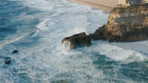 Luftaufnahme der wunderschönen Meereslandschaft auf einer abgelegenen Insel ohne Menschen