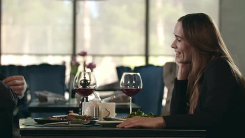 Verliebtes Paar bei Romantic Date im Restaurant. Mann gibt Frau Ehering