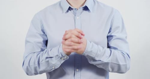 Gestikulieren mit verschränkten Händen
