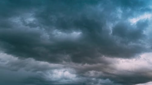 Dramatisch Himmel vor Regen mit Regenwolken am Horizont