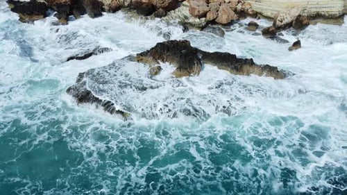 Las olas del océano chocan contra la costa rocosa de la costa del mar Mediterráneo durante una tormenta
