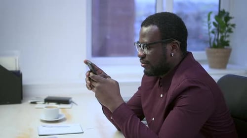 Afrikanischer Mann nutzt Smartphone für Online-Shopping Surfen in sozialen Medien Suche nach Informationen Spbas