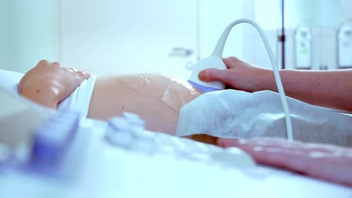 Im Krankenhaus, Nahaufnahme des Arztes macht Ultraschall/Sonogramm Verfahren bei Schwangeren