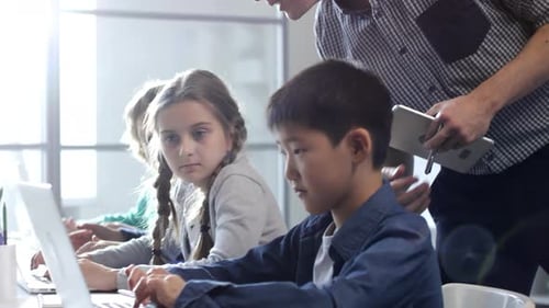Kinder benutzen Computer
