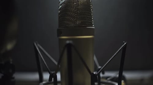 Kippen Sie das Voice-Over-Mikrofon in einem dunklen Studio-Aufnahmeraum