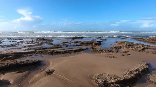 Leerer Strand im sonnigen Sommertag im Urlaub an der marokkanischen Ozeanküste