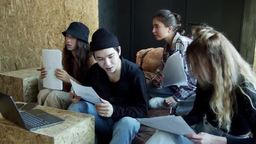 Des élèves préadolescents intelligents font leurs devoirs avec un ordinateur portable à la maison