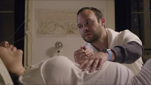 Marido de la mano de la esposa embarazada que da a luz en casa