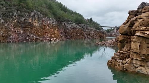 Gebirgsfluss hoch in den Bergen Luftaufnahme 4 K