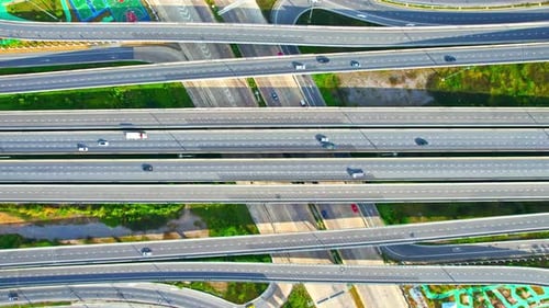 Superbe Drone à vue aérienne au-dessus du trafic autoroutier