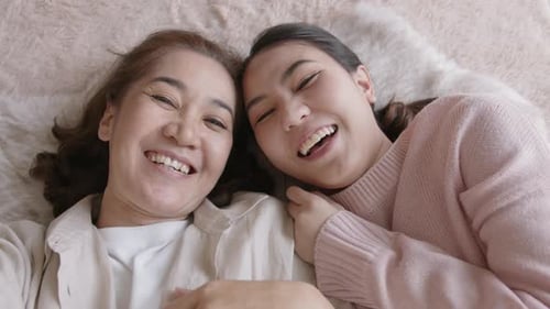 Glücklich verspielter Spaß asiatische Familie Selfie Telefon Elternhaus Spaß Lächeln.