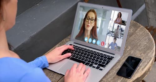 Mujer hablando en videoconferencia en su portátil