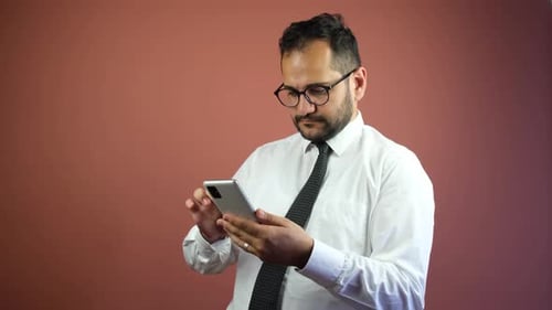 Empresario que utiliza el teléfono móvil