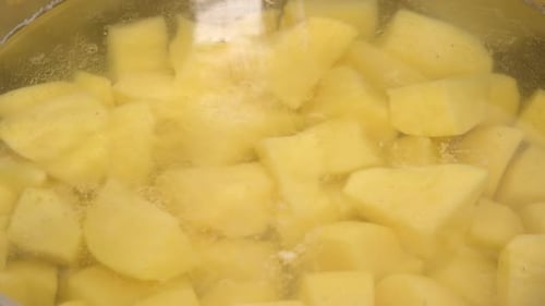 Sal é derramado em uma panela de água e batatas