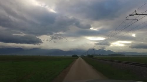 Día nublado al conducir cerca de los rieles