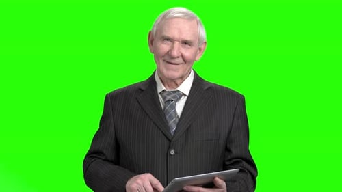 Grand-père senior utilise une tablette.