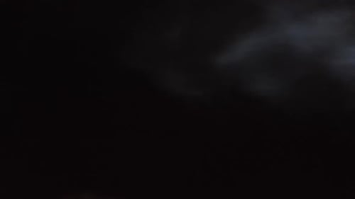 Vapor de agua blanco sobre fondo negro. Tiro de primer plano. Atmósfera realista