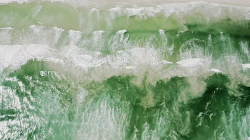 Wellen brechen das am Strand