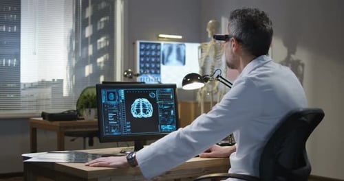 Doctor Uses Technology to Study Brain Scan