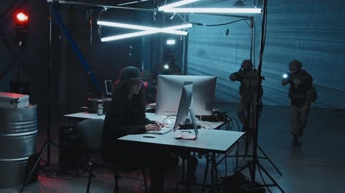 Equipe da SWAT invade esconderijo subterrâneo de hackers