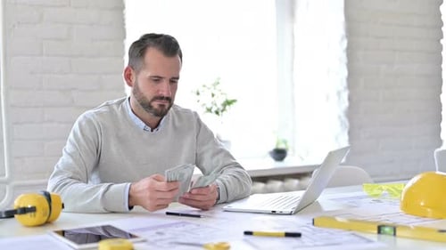 Fleißiger junger Architekt zählt Dollar im Amt