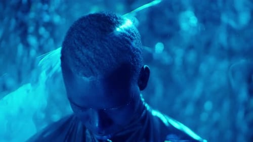 Porträt des Mannes mit Alien-Make-up im Laserlicht
