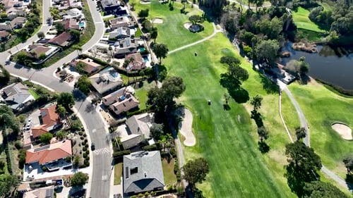 Luftaufnahme von Green Golf in einer gehobenen Wohngegend in Südkalifornien
