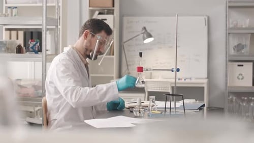 Scientifique travaillant avec des substances en laboratoire