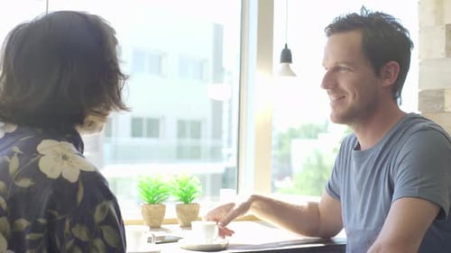 Freunde chatten beim Kaffee