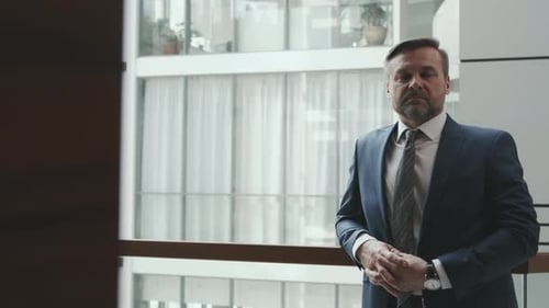 Porträt eines reifen Anwalts oder Geschäftsmannes in Klage