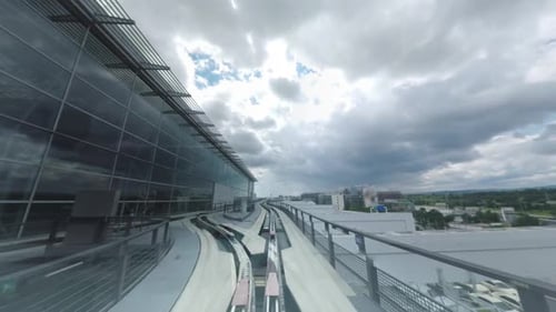 Blick vom fahrenden Zug, der durch die Stadt fährt
