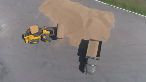Vista aérea de un tractor cargando la cosecha