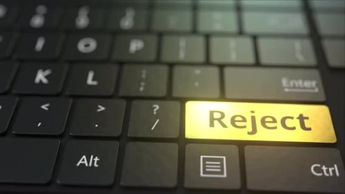 Teclado de ordenador negro y tecla de rechazo dorada