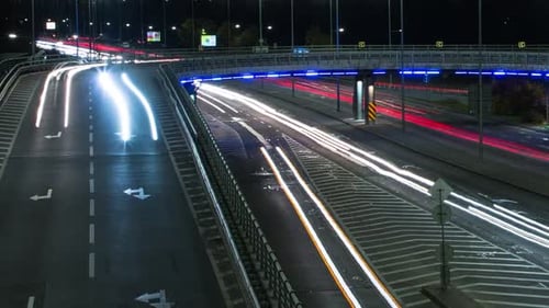 Die Bewegung von Autos auf den Straßen einer großen Nachtstadt, Zeitraffer, Nacht
