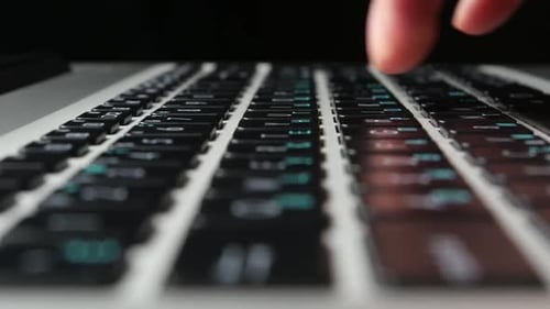 Mãos de um funcionário de escritório digitando no teclado, de perto, vista lateral, preto