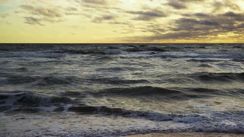 Wunderschöner Sturm bei Sonnenuntergang am Abend