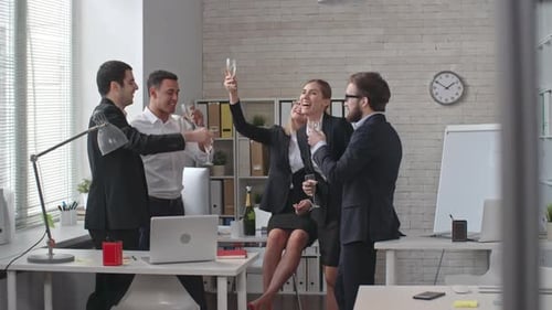 Beber champanhe no escritório