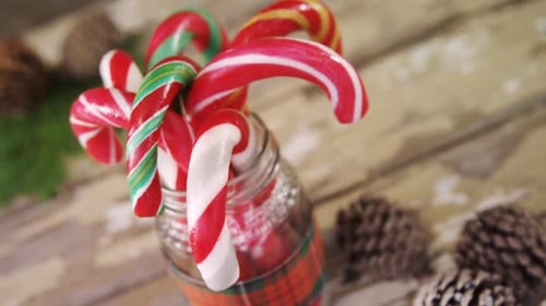 Cannes de bonbons disposées dans un bocal