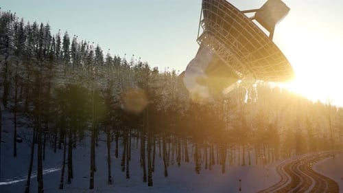 El radiotelescopio observatorio en el bosque al atardecer