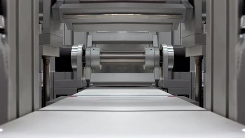 Leeres Förderband mit rotierender Etikettiermaschine