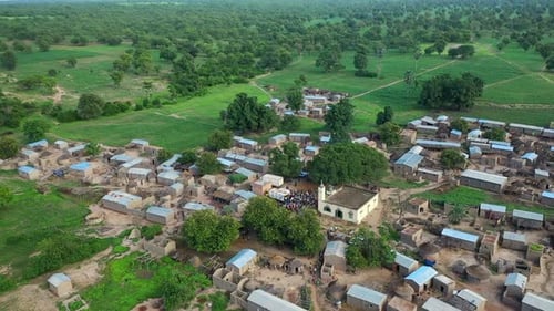 Afrique Mali, village, population et forêt, vue aérienne (5)